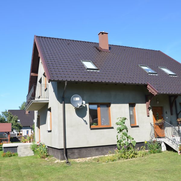 Dach pokryty dachówką Braas Rubin w ciepłym, tekowym odcieniu.